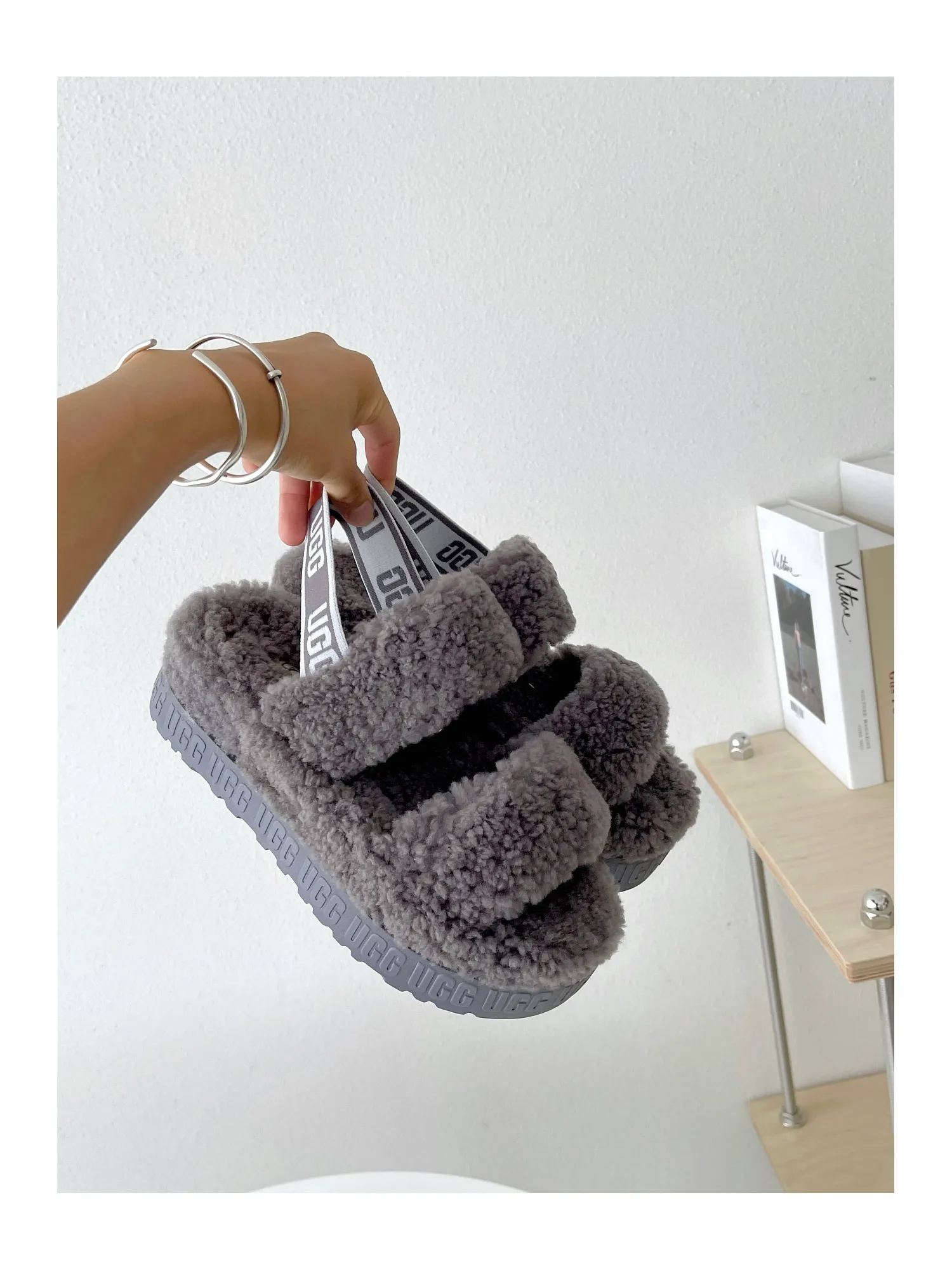 💰440 UGG sheepskin all-in-one snow boots 0876 new autumn and winter style Zhou Dongyu's same style furry slippers Product name: Ovlafita, Longfeng Teddy fur muffin bottom slippers, new at the counter simultaneously It is an upgraded version of the classic oh yeah sandals, the corrugated sheepskin material is used to make it more fashionable and cool, the heel strap is the highlight of the entire design, the muffin bottom visually increases, good news for small sisters, large quantities in stock Code number: 35-41 Color: white, gray, black, pink, army green, maroon